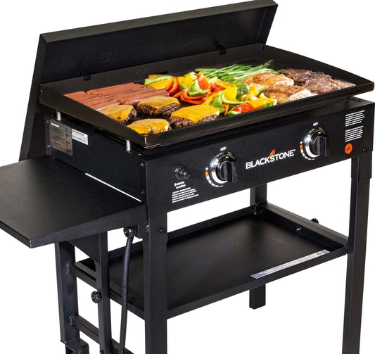 Blackstone 28" grilli kovalla kannella ja ruoalla grilliritilällä.