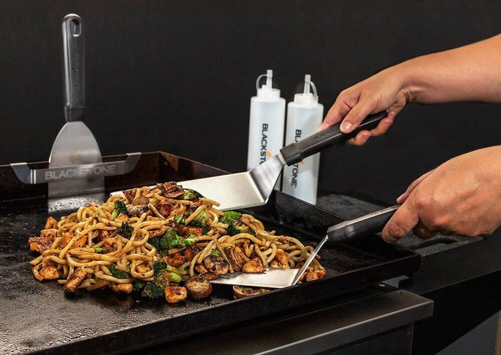 Paistettujen nuudelien ja vihannesten kypsentäminen Blackstone 36" ParilaGrillillä AirFryer-liitännöillä.