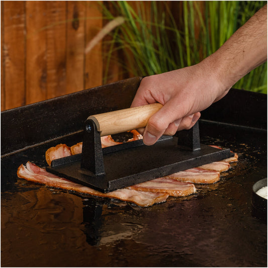 Pekoni valurautaprässin alla ParilaGrillillä