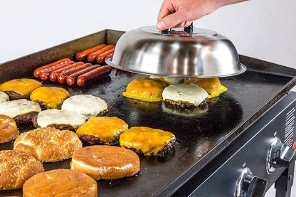 Grillaamassa juustohampurilaisia ja hotdogeja Blackstone-parilalla käyttäen 12 tuuman ruostumattomasta teräksestä valmistettua paistokupua nopeaan ja helppoon kypsennykseen.