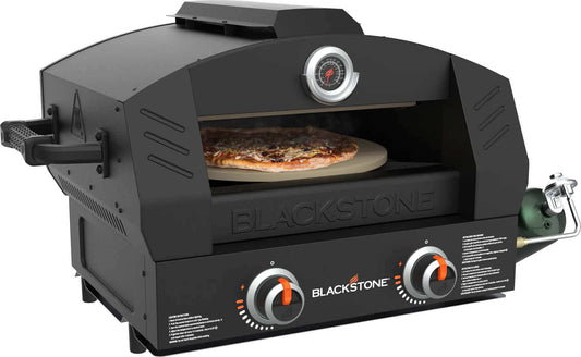 Blackstone 22” pizzauuni pyörivällä alustalla ja polttimoilla valmistaen herkullista pizzaa.
