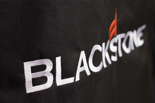  Blackstone-logo kestävässä 600D polyesteristä valmistetussa 28-tuumaisessa ParilaGrilli suojahupussa.