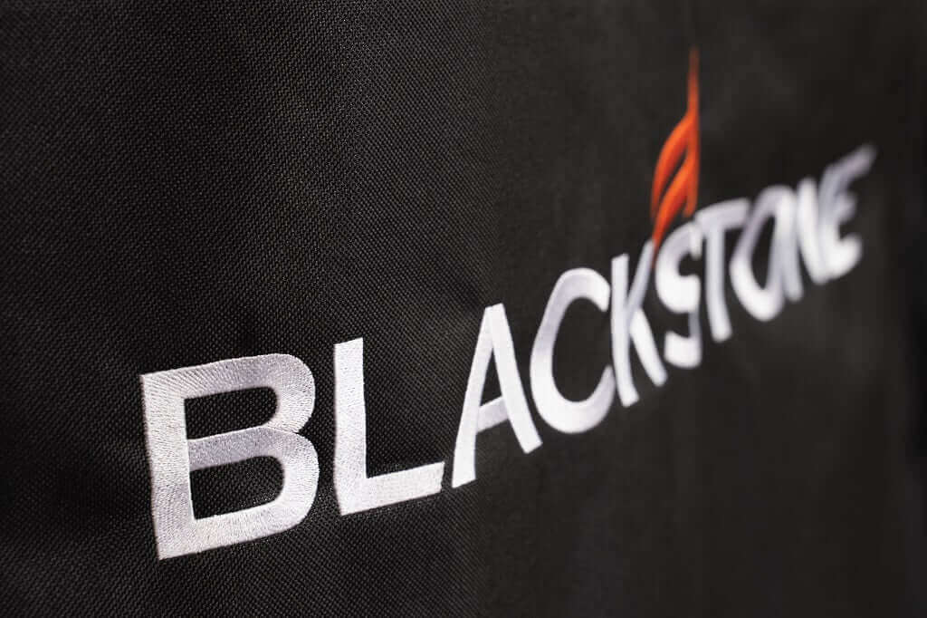  Blackstone-logo kestävässä kankaassa, osa 36 tuuman ParilaGrillin suojahuppua, joka on suunniteltu suojaamaan sääolosuhteilta.