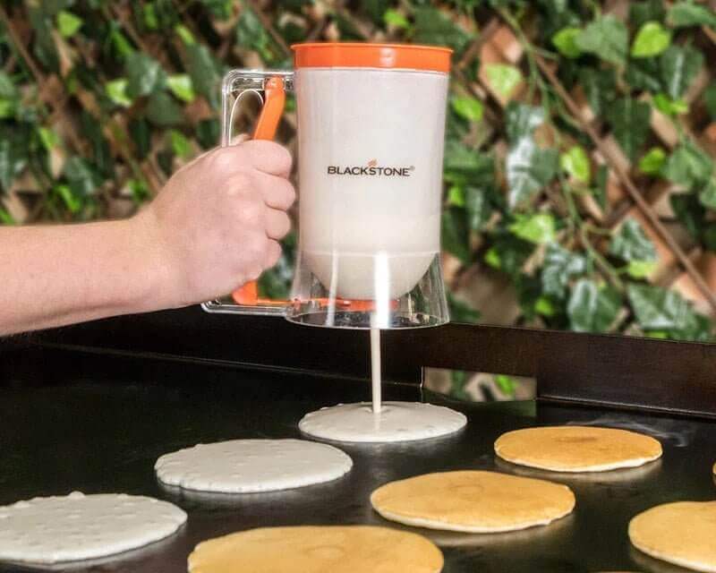 Blackstone Taikina-annostelija valmistelee pannukakkuja paistotasolla aamiaiseksi.