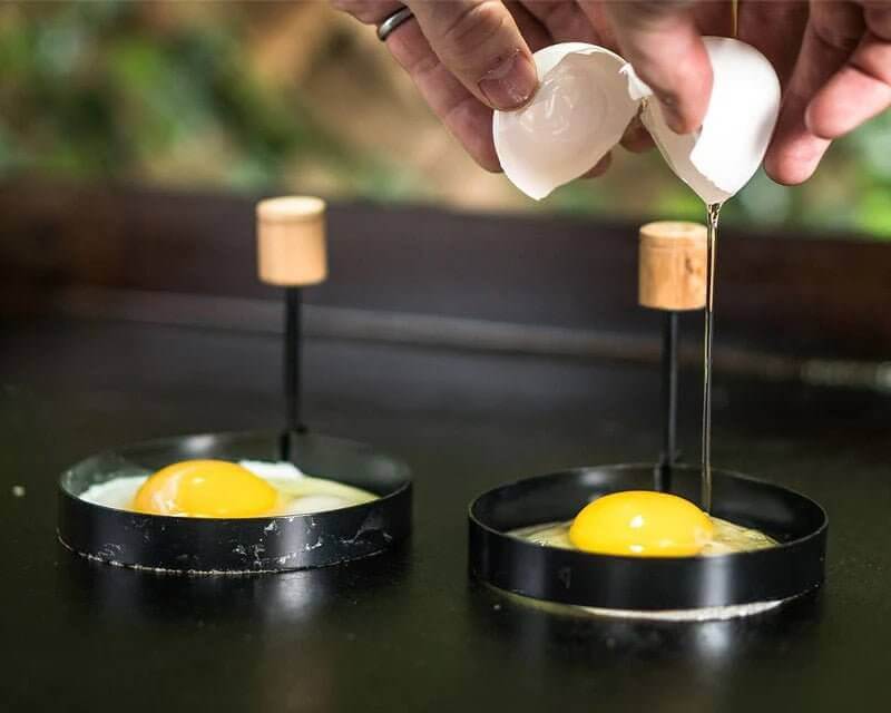  Aamiaisen valmistaminen Blackstone Pro Aamupalapakkaus -munarenkailla täydellisten sunny-side-up -munien paistamiseen parilalla.